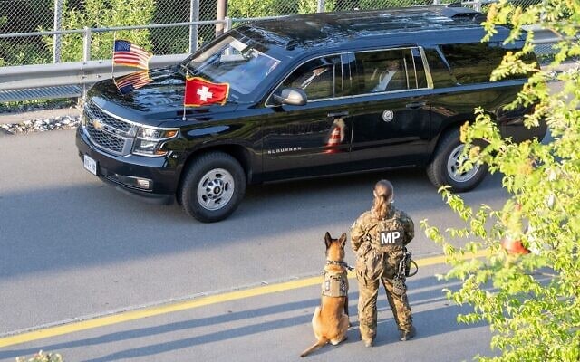 Un convoi transportant le vice-président américain JD Vance arrivant au Bürgenstock Resort à Obbuergen, près de Lucerne, en Suisse, le 21 juin 2026. (Crédit : Urs Flueeler/Keystone, photo de pool via AP)