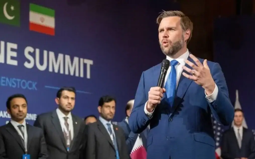 Le vice-président américain JD Vance s’exprimant lors du sommet du lac des Quatre-Cantons, au complexe hôtelier Burgenstock, à Obbürgen, près de Lucerne, en Suisse, le 21 juin 2026. (Crédit : Urs Flueeler, photo de pool via AP)