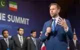 Le vice-président américain JD Vance s’exprimant lors du sommet du lac des Quatre-Cantons, au complexe hôtelier Burgenstock, à Obbürgen, près de Lucerne, en Suisse, le 21 juin 2026. (Crédit : Urs Flueeler, photo de pool via AP)