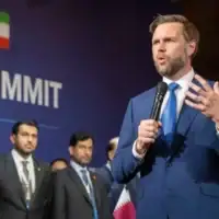 Le vice-président américain JD Vance s’exprimant lors du sommet du lac des Quatre-Cantons, au complexe hôtelier Burgenstock, à Obbürgen, près de Lucerne, en Suisse, le 21 juin 2026. (Crédit : Urs Flueeler, photo de pool via AP)