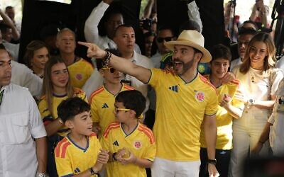 Le candidat à la présidence Abelardo de la Espriella, du mouvement d'opposition « Défenseurs de la Patrie », arrivant pour voter en compagnie de sa famille lors du second tour des élections à Barranquilla, en Colombie, le 21 juin 2026. (Crédit : Ivan Valencia/AP) Le candidat à la présidence Abelardo de la Espriella, du mouvement d'opposition « Défenseurs de la Patrie », arrivant pour voter en compagnie de sa famille lors du second tour des élections à Barranquilla, en Colombie, le 21 juin 2026. (Crédit : Ivan Valencia/AP)