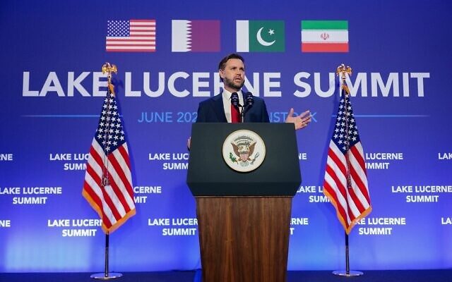 Le vice-président JD Vance s'adressant aux journalistes à l'issue des pourparlers de haut niveau entre les États-Unis et l'Iran, tenus au Bürgenstock Resort à Obbuergen, près de Lucerne, en Suisse, le 22 juin 2026. (Crédit : Nathan Howard/Photo Pool via AP)