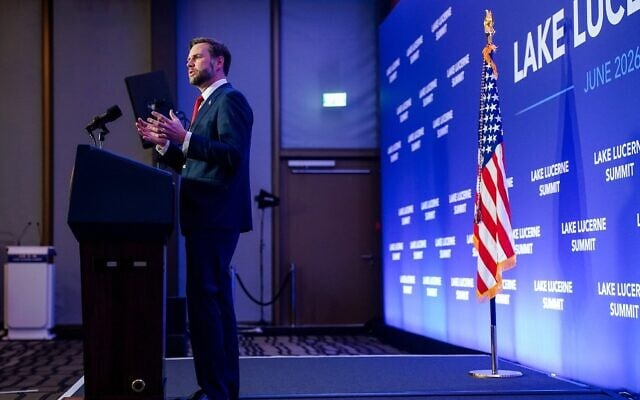 Le vice-président américain JD Vance s'adressant aux médias à l'issue des pourparlers de haut niveau entre les États-Unis et l'Iran, tenus au Bürgenstock Resort, à Obbürgen, près de Lucerne, en Suisse, le 22 juin 2026. (Crédit : Nathan Howard/Pool Photo via AP)