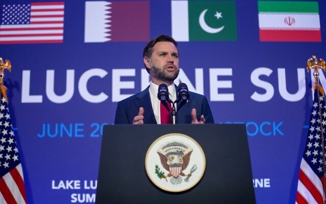 Le vice-président JD Vance s'adresse aux médias à l'issue des pourparlers de haut niveau entre les États-Unis et l'Iran qui se sont tenus au Bürgenstock Resort à Obbuergen, près de Lucerne, en Suisse, le 22 juin 2026. (Crédit : Nathan Howard/Pool Photo via AP)