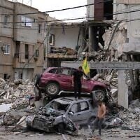 Des personnes inspectant des voitures détruites à la suite d'un cessez-le-feu entre Israël et le groupe terroriste chiite libanais du Hezbollah, dans le village de Maifadoun, au sud du Liban, le 22 juin 2026. (Crédit : Mohammed Zaatari/AP)