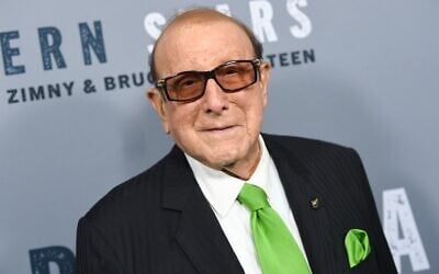 PHOTO D'ARCHIVES - Le producteur de musique Clive Davis assiste à la projection spéciale de « Western Stars » au Metrograph de New York le 16 octobre 2019. (Crédit : Evan Agostini/Invision/AP, Archives)