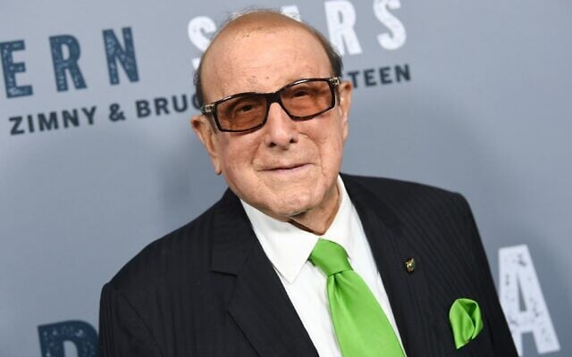 PHOTO D'ARCHIVES - Le producteur de musique Clive Davis assiste à la projection spéciale de « Western Stars » au Metrograph de New York le 16 octobre 2019. (Crédit : Evan Agostini/Invision/AP, Archives)