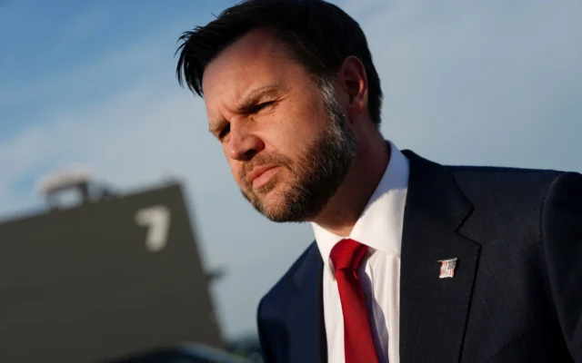 Le vice-président américain JD Vance avant d’embarquer à bord de l’Air Force Two à la base aérienne militaire d’Emmen, en Suisse, le lundi 22 juin 2026. (Crédit: Nathan Howard/Photo Pool via AP)