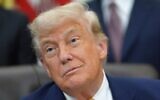 Le président américain Donald Trump photographié lors de la signature d’un décret sur l’informatique quantique, dans le Bureau ovale de la Maison Blanche, à Washington, le 22 juin 2026. (Crédit : Jacquelyn Martin/AP)