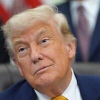 Le président américain Donald Trump photographié lors de la signature d’un décret sur l’informatique quantique, dans le Bureau ovale de la Maison Blanche, à Washington, le 22 juin 2026. (Crédit : Jacquelyn Martin/AP)