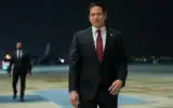 Illustration : Le secrétaire d’État américain Marco Rubio à son arrivée à l’aéroport Al Bateen Executive, à Abou Dhabi, aux Émirats arabes unis, le 23 juin 2026. (Crédit : Eric Lee/AP)