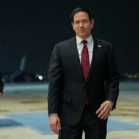 Le secrétaire d’État américain Marco Rubio à son arrivée à l’aéroport Al Bateen Executive, à Abou Dhabi, aux Émirats arabes unis, le 23 juin 2026. (Crédit : Eric Lee/AP)