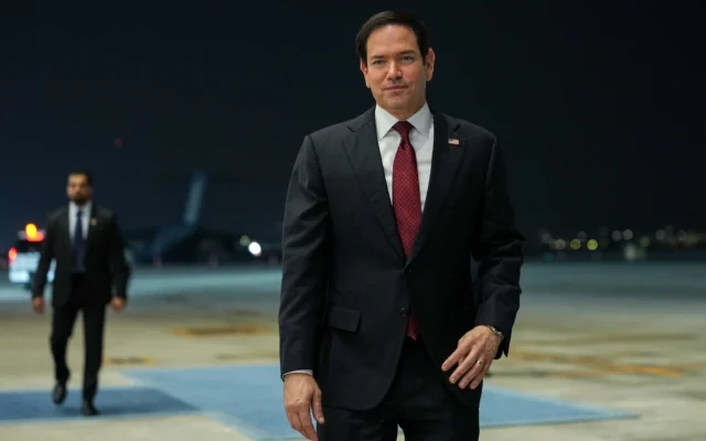 Le secrétaire d’État américain Marco Rubio à son arrivée à l’aéroport Al Bateen Executive, à Abou Dhabi, aux Émirats arabes unis, le 23 juin 2026. (Crédit : Eric Lee/AP)