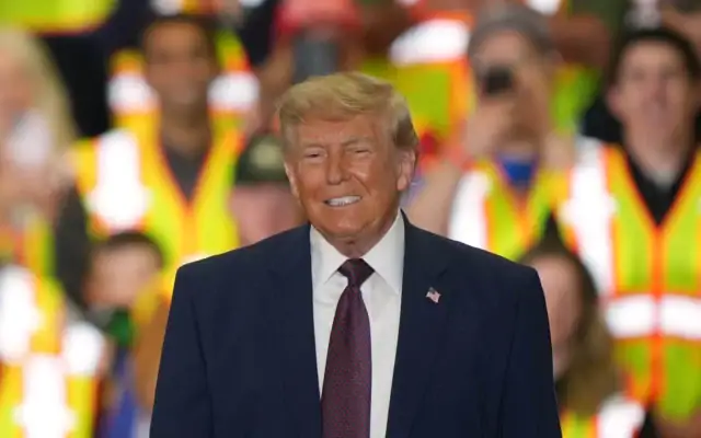 Le président américain Donald Trump arrive pour prendre la parole lors d’une visite au site de production de Mack Trucks dans la Lehigh Valley, à Macungie, en Pennsylvanie, le 23 juin 2026. (Crédit : AP)