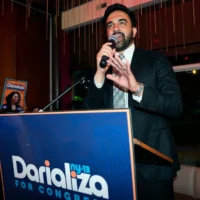 Le maire de New York, Zohran Mamdani, s’adresse aux partisans de la candidate démocrate au Congrès Darializa Avila Chevalier lors d’une soirée électorale organisée à New York, le 23 juin 2026. (Crédit : Seth Wenig/AP)