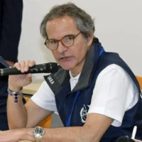 Le directeur général de l’Agence internationale de l’énergie atomique (AIEA), Rafael Grossi, s’exprime lors d’une réunion avec des responsables de Tokyo Electric Power Company Holdings à la centrale nucléaire de Fukushima Daiichi, à Okuma, dans la préfecture de Fukushima, au Japon, le 24 juin 2026. (Crédit : Kyodo News/AP)