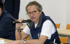 Le directeur général de l’Agence internationale de l’énergie atomique (AIEA), Rafael Grossi, s’exprime lors d’une réunion avec des responsables de Tokyo Electric Power Company Holdings à la centrale nucléaire de Fukushima Daiichi, à Okuma, dans la préfecture de Fukushima, au Japon, le 24 juin 2026. (Crédit : Kyodo News/AP)