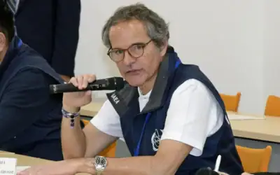 Le directeur général de l’Agence internationale de l’énergie atomique (AIEA), Rafael Grossi, s’exprime lors d’une réunion avec des responsables de Tokyo Electric Power Company Holdings à la centrale nucléaire de Fukushima Daiichi, à Okuma, dans la préfecture de Fukushima, au Japon, le 24 juin 2026. (Crédit : Kyodo News/AP)