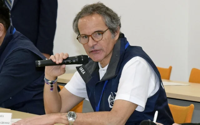 Le directeur général de l’Agence internationale de l’énergie atomique (AIEA), Rafael Grossi, s’exprime lors d’une réunion avec des responsables de Tokyo Electric Power Company Holdings à la centrale nucléaire de Fukushima Daiichi, à Okuma, dans la préfecture de Fukushima, au Japon, le 24 juin 2026. (Crédit : Kyodo News/AP)