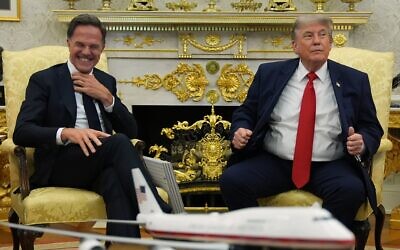 Le président américain Donald Trump s'entretenant avec le secrétaire général de l'OTAN, Mark Rutte, dans le Bureau ovale de la Maison Blanche, à Washington, le 24 juin 2026. (Crédit : Jacquelyn Martin/AP)