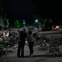 Des riverains observent des bâtiments effondrés à la suite d'un tremblement de terre à Caracas, au Venezuela, le 25 juin 2026. (Crédit:  AP/Ariana Cubillos)
