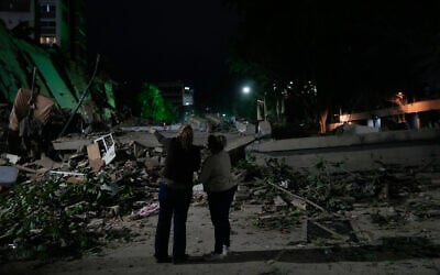 Des riverains observent des bâtiments effondrés à la suite d'un tremblement de terre à Caracas, au Venezuela, le 25 juin 2026. (Crédit: AP/Ariana Cubillos) Des riverains observent des bâtiments effondrés à la suite d'un tremblement de terre à Caracas, au Venezuela, le 25 juin 2026. (Crédit: AP/Ariana Cubillos)