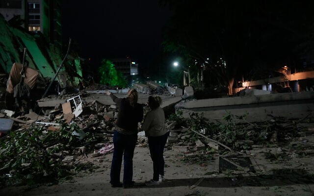 Des riverains observent des bâtiments effondrés à la suite d'un tremblement de terre à Caracas, au Venezuela, le 25 juin 2026. (Crédit:  AP/Ariana Cubillos)