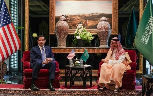 Le secrétaire d’État américain Marco Rubio (à gauche) rencontrant le ministre saoudien des Affaires étrangères, Faisal ben Farhan Al Saud, à Manama, au Bahreïn, le 25 juin 2026. (Crédit : Eric Lee/Pool Photo via AP)