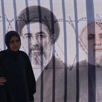 Une sympathisante du groupe terroriste chiite libanais du Hezbollah se tenant près d’une banderole sur laquelle figurent les portraits du guide suprême iranien Mojtaba Khamenei (à gauche) et du chef du Hezbollah, le cheikh Naïm Qassem, alors qu’elle commémore l’Achoura,à la Dahiyeh, bastion historique du Hezbollah, dans la banlieue sud de Beyrouth, au Liban, le 26 juin 2026. (Crédit : Hussein Malla/AP Photo)