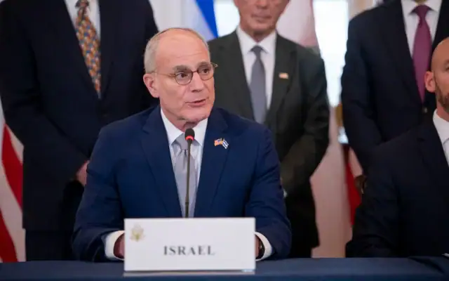 L’ambassadeur d’Israël aux États-Unis, Yechiel Leiter, s’exprimant lors de la signature d’un accord-cadre, décrit comme un premier pas vers la paix, à la suite de plusieurs mois de conflit entre Israël et le groupe terroriste libanais Hezbollah, au département d’État, à Washington, le 26 juin 2026. (Crédit:  Kevin Wolf/AP)