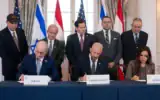 Le secrétaire d'État américain Marco Rubio et d'autres personnalités assistant, assis de gauche à droite, à la signature d'un accord-cadre par l'ambassadeur d'Israël aux États-Unis, Yechiel Leiter, le conseiller Dan Holler et l'ambassadrice du Liban aux États-Unis, Nada Hamadeh, au département d'État, à Washington, le 26 juin 2026. (Crédit : Kevin Wolf/AP)
