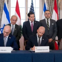 Le secrétaire d’État américain Marco Rubio et d’autres personnalités assistent, alors qu’ils sont assis de gauche à droite, à la signature d’un accord-cadre par l’ambassadeur d’Israël aux États-Unis Yechiel Leiter, le conseiller Dan Holler et l’ambassadrice du Liban aux États-Unis Nada Hamadeh, au Département d’État, le 26 juin 2026, à Washington. (Crédit: AP/Kevin Wolf)