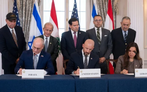 Le secrétaire d’État américain Marco Rubio et d’autres personnalités assistent, alors qu’ils sont assis de gauche à droite, à la signature d’un accord-cadre par l’ambassadeur d’Israël aux États-Unis Yechiel Leiter, le conseiller Dan Holler et l’ambassadrice du Liban aux États-Unis Nada Hamadeh, au Département d’État, le 26 juin 2026, à Washington. (Crédit: AP/Kevin Wolf)