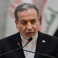 Le ministre iranien des Affaires étrangères, Abbas Araghchi, s'exprimant lors d'une conférence de presse aux côtés de son homologue irakien, Fouad Hussein, à l'issue de leur rencontre au ministère des Affaires étrangères, à Bagdad, en Irak, le 28 juin 2026. (Crédit : Hadi Mizban/AP)