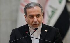 Le ministre iranien des Affaires étrangères, Abbas Araghchi, s'exprimant lors d'une conférence de presse aux côtés de son homologue irakien, Fouad Hussein, à l'issue de leur rencontre au ministère des Affaires étrangères, à Bagdad, en Irak, le 28 juin 2026. (Crédit : Hadi Mizban/AP)