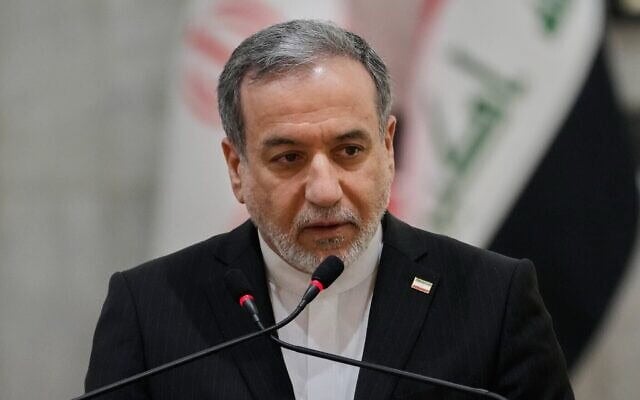 Le ministre iranien des Affaires étrangères, Abbas Araghchi, s'exprimant lors d'une conférence de presse aux côtés de son homologue irakien, Fouad Hussein, à l'issue de leur rencontre au ministère des Affaires étrangères, à Bagdad, en Irak, le 28 juin 2026. (Crédit : Hadi Mizban/AP)