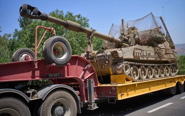 Une unité d'artillerie mobile de l'armée israélienne en train d'être chargée sur un camion de transport sur une route du nord d'Israël, le 28 juin 2026. (Crédit : AP Photo/Ohad Zwigenberg)