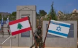 Des soldats de Tsahal sur un site commémoratif à la frontière avec le Liban, dans le nord d'Israël, le 28 juin 2026. (AP Photo/Ohad Zwigenberg)