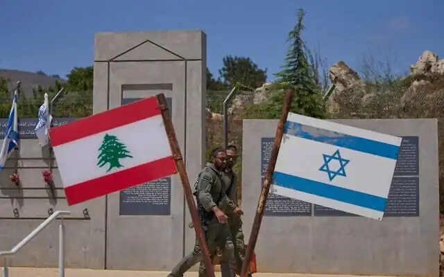 Des soldats de Tsahal sur un site commémoratif à la frontière avec le Liban, dans le nord d'Israël, le 28 juin 2026. (AP Photo/Ohad Zwigenberg)