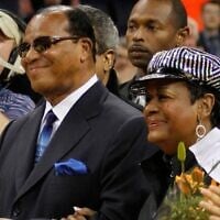 Louis Farrakhan, ministre de la Nation de l'Islam, et son épouse, Khadijah, regardant leur petit-fils, Mustapha Farrakhan, étudiant en dernière année à l'université de Virginie, être mis à l'honneur aux côtés d'autres étudiants de dernière année avant le match de basket-ball universitaire de la NCAA opposant l'université de Virginie à celle de Caroline du Nord à Charlottesville, le 1ᵉʳ mars 2011. (Crédit : Steve Helber/AP)