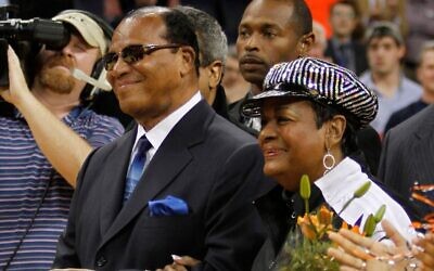 Louis Farrakhan, ministre de la Nation de l'Islam, et son épouse, Khadijah, regardant leur petit-fils, Mustapha Farrakhan, étudiant en dernière année à l'université de Virginie, être mis à l'honneur aux côtés d'autres étudiants de dernière année avant le match de basket-ball universitaire de la NCAA opposant l'université de Virginie à celle de Caroline du Nord à Charlottesville, le 1ᵉʳ mars 2011. (Crédit : Steve Helber/AP) Louis Farrakhan, ministre de la Nation de l'Islam, et son épouse, Khadijah, regardant leur petit-fils, Mustapha Farrakhan, étudiant en dernière année à l'université de Virginie, être mis à l'honneur aux côtés d'autres étudiants de dernière année avant le match de basket-ball universitaire de la NCAA opposant l'université de Virginie à celle de Caroline du Nord à Charlottesville, le 1ᵉʳ mars 2011. (Crédit : Steve Helber/AP)