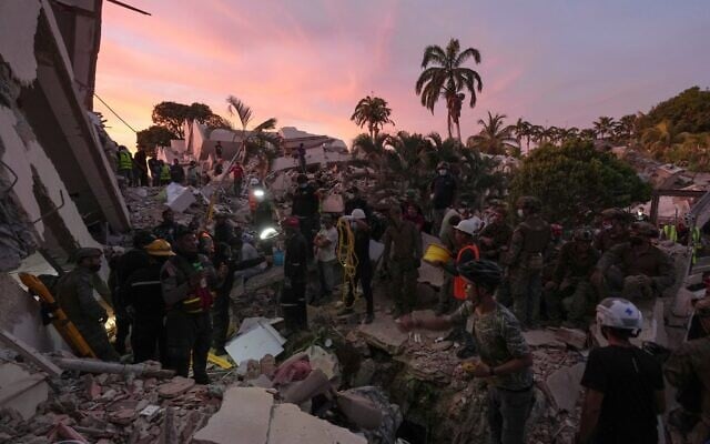 Les secouristes fouillant un immeuble à la recherche de survivants du séisme, à La Guaira, au Venezuela, le 28 juin 2026 (Crédit : Matias Delacroix/AP)