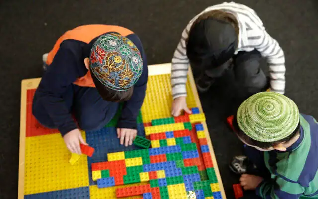 Des enfants juifs à Brooklyn, dans l'état de New York, le 11 mars 2015. (Photo AP/Seth Wenig) Des enfants juifs à Brooklyn, dans l'état de New York, le 11 mars 2015. (Photo AP/Seth Wenig)