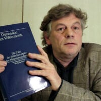L'éditeur Wolfgang Benz présente son ouvrage « Dimension Of The Genocide », le lundi 10 juin 1991 à Munich, en Allemagne. (Crédit : AP Photo/Arne Dedert)