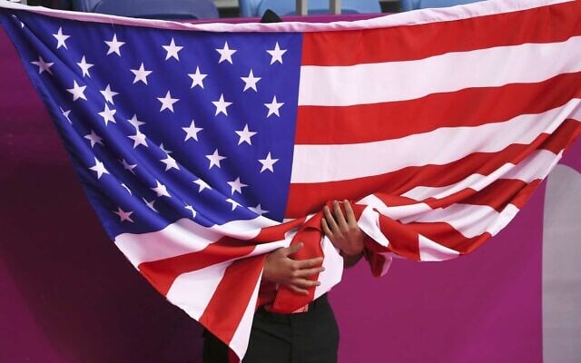 Le drapeau des États-Unis (AP Photo/Fernando Llano)