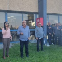 Les ouvriers de l'usine BTL se réunissent, à la suite de l'annonce de la fermeture de la chaîne de production et des licenciements prévus, le 4 décembre 2022. (Autorisation : Fédération syndicale de la Histadrout)