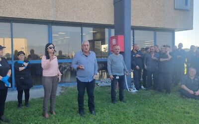 Les ouvriers de l'usine BTL se réunissent, à la suite de l'annonce de la fermeture de la chaîne de production et des licenciements prévus, le 4 décembre 2022. (Autorisation : Fédération syndicale de la Histadrout) Les ouvriers de l'usine BTL se réunissent, à la suite de l'annonce de la fermeture de la chaîne de production et des licenciements prévus, le 4 décembre 2022. (Autorisation : Fédération syndicale de la Histadrout)