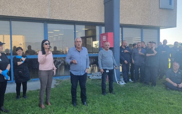 Les ouvriers de l'usine BTL se réunissent, à la suite de l'annonce de la fermeture de la chaîne de production et des licenciements prévus, le 4 décembre 2022. (Autorisation : Fédération syndicale de la Histadrout)