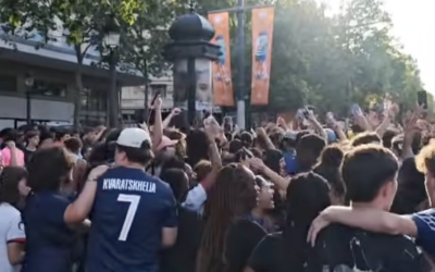 Capture de la vidéo filmée sur les Champs Élysées le 30 mai 2026. (Crédit : capture d'écran YouTube)