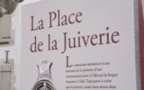 Panneau explicatif sur la Place la Juiverie, à L'Isle-sur-la-Sorgue. (Crédit : Capture d'écran/YouTube)